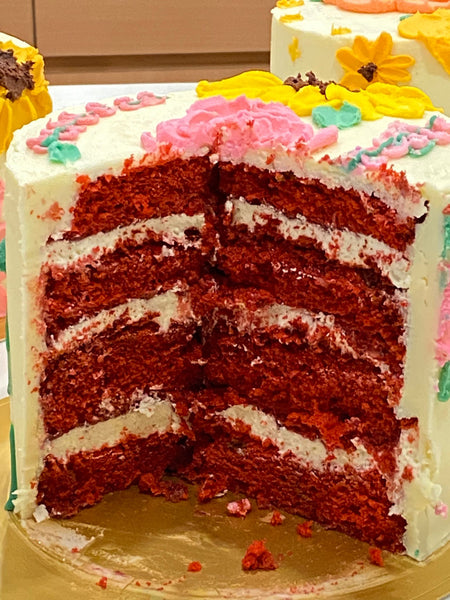 Bolo Natal - Red Velvet recheado com compota de frutas vermelhas e mousse de Creme de queijo e chocolate branco, Decorado com Ganache de chocolate branco