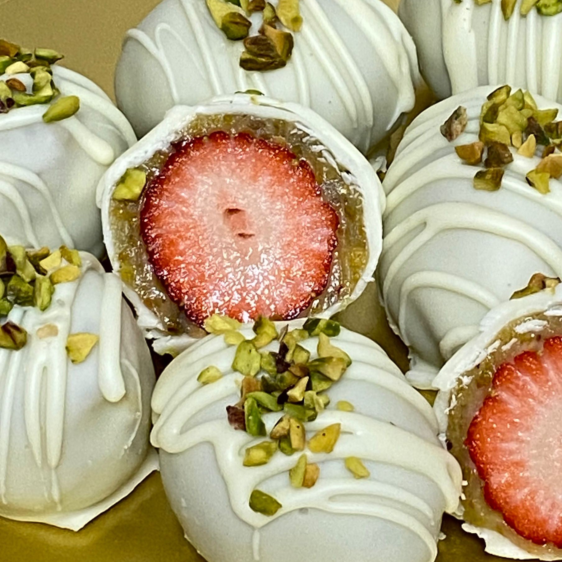 Bombom Trufa de Morango com doce de pistache e chocolate branco - 5 unidades