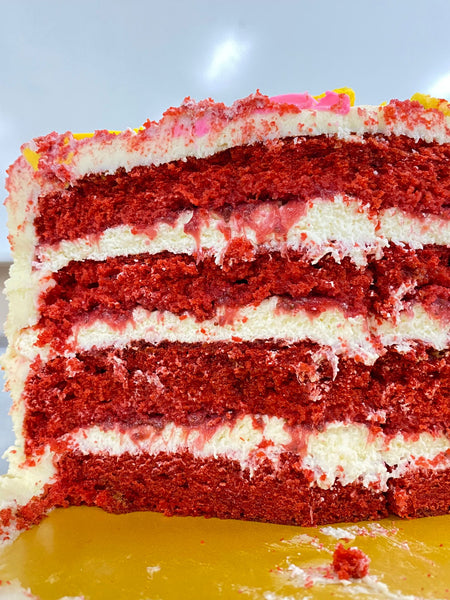 Bolo Natal - Red Velvet recheado com compota de frutas vermelhas e mousse de Creme de queijo e chocolate branco, Decorado com Ganache de chocolate branco
