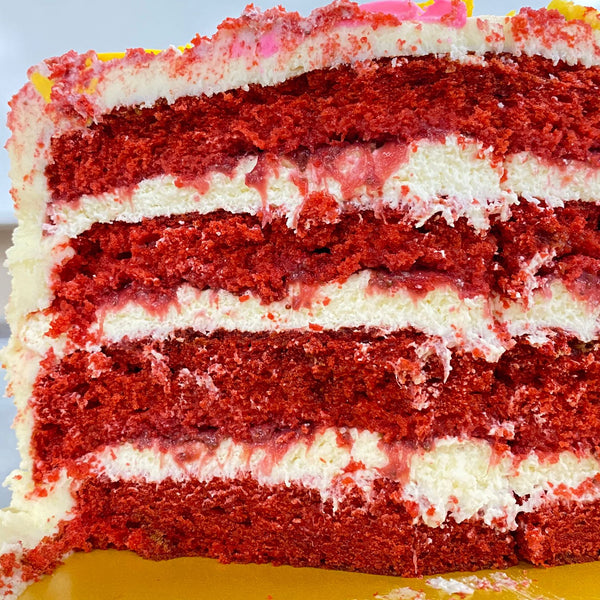 Bolo Natal - Red Velvet recheado com compota de frutas vermelhas e mousse de Creme de queijo e chocolate branco, Decorado com Ganache de chocolate branco